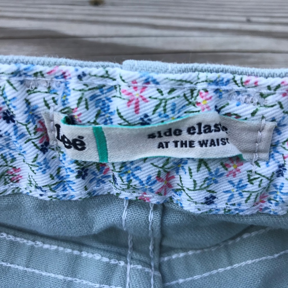 Lee Women Shorts side Elastic at the Waist Flat - Picture 4 of 8